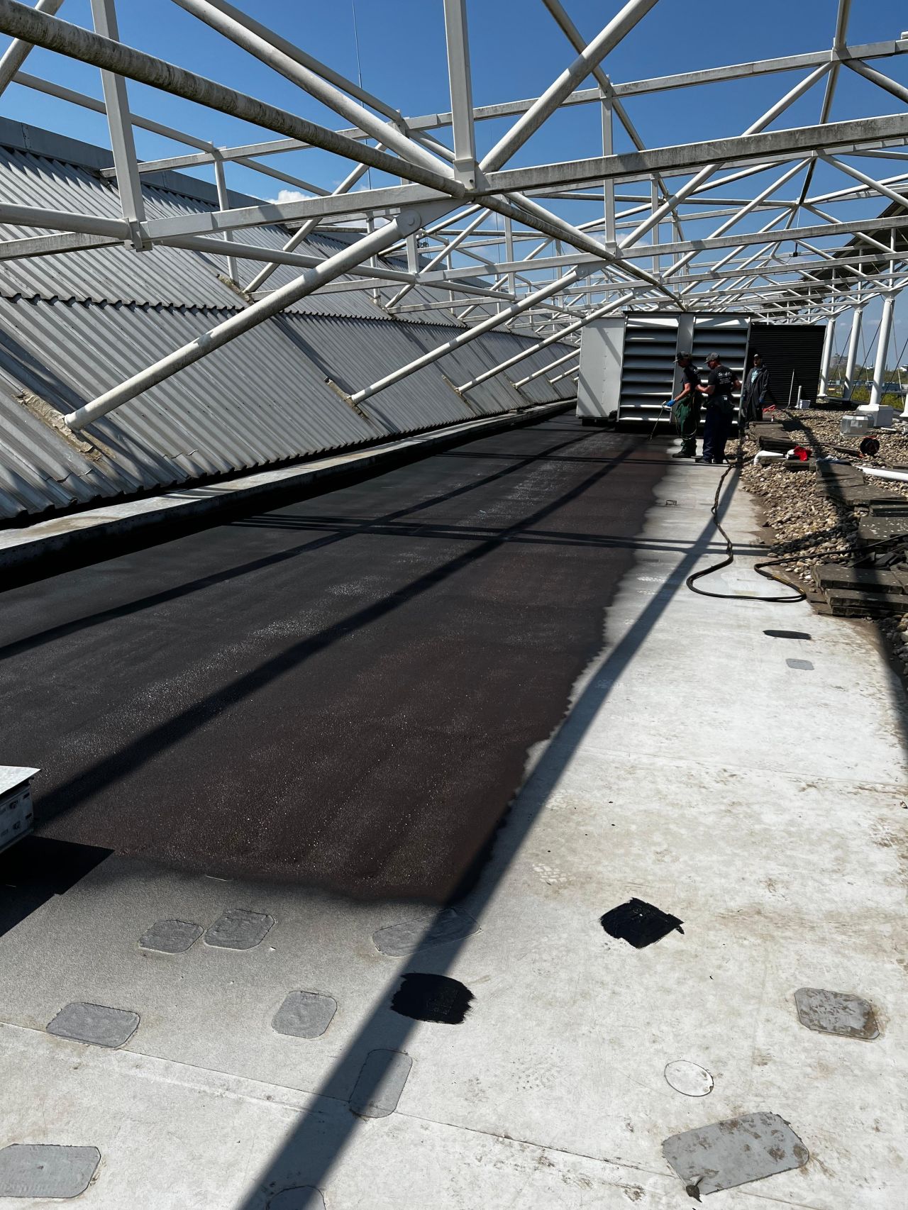 Dakrenovatie zonder stilstand? Kies voor overlaging met vloeibare dakbedekking.